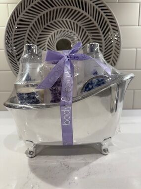 New body & earth Lavender 7 piece  Bath Gift Set - Purple Mini Tub